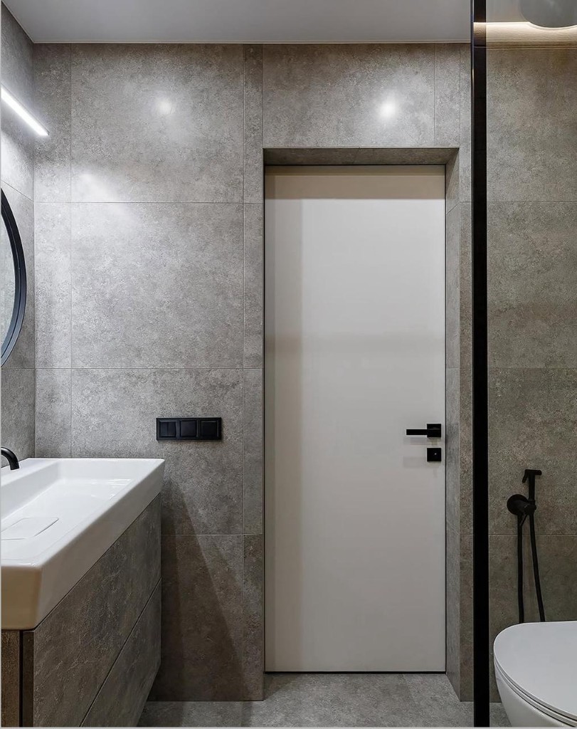 Высокая скрытая дверь iDOORS в проёме