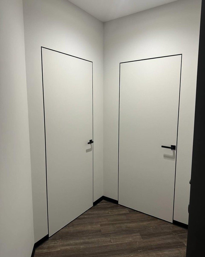 Скрытая дверь iDOORS в плоскости стены после отделки